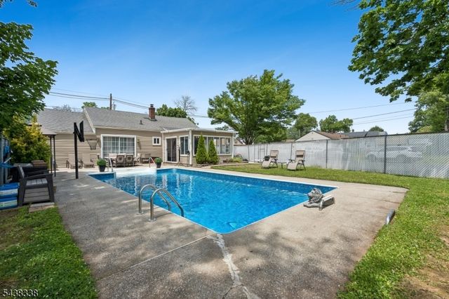 1983 Barnett St, Rahway City, NJ 07065