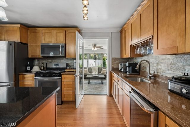 1983 Barnett St, Rahway City, NJ 07065
