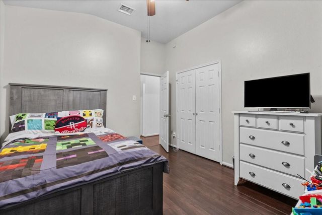 2001 Running Brook Lane, Pearland, TX 77584