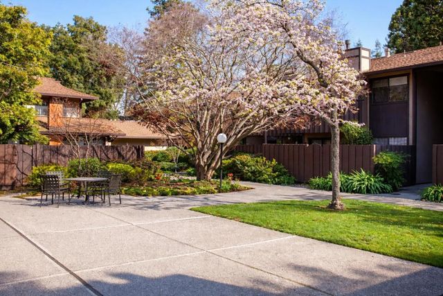 610 Gilbert Avenue 32, Menlo Park, CA 94025