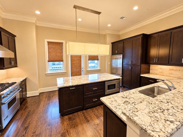 318 Calle Sevilla Place, Houston, TX 77007