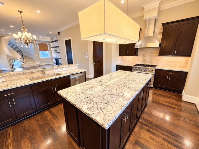 318 Calle Sevilla Place, Houston, TX 77007