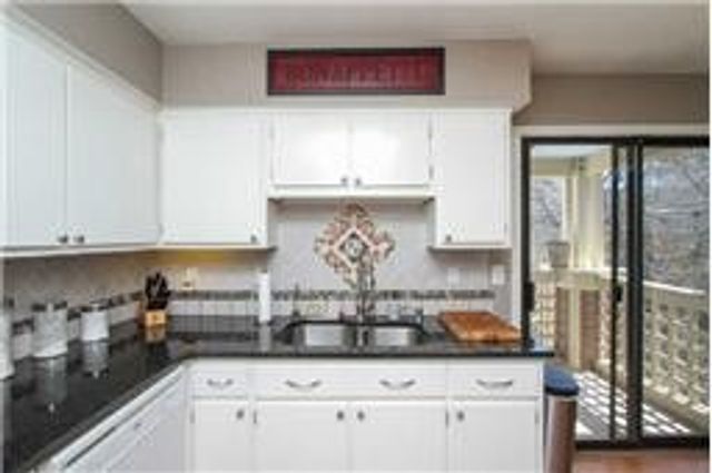 211 Hillsboro Pl, Nashville, TN 37215