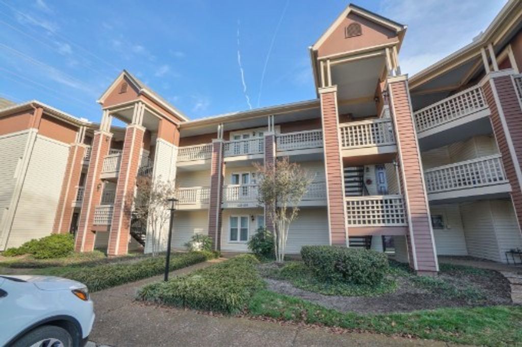 211 Hillsboro Pl, Nashville, TN 37215