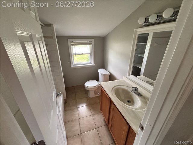 45824 Jefferson Ave, Chesterfield Township, MI 48047