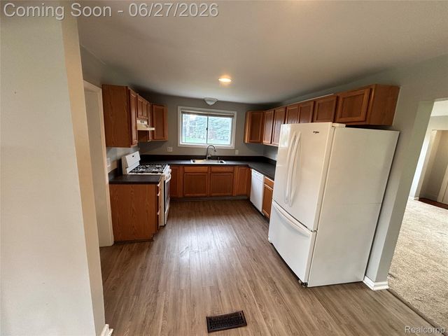45824 Jefferson Ave, Chesterfield Township, MI 48047