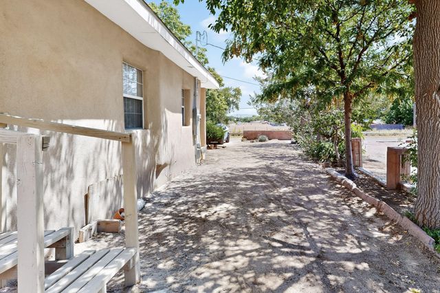 721 Foothill Drive SW A, Albuquerque, NM 87105