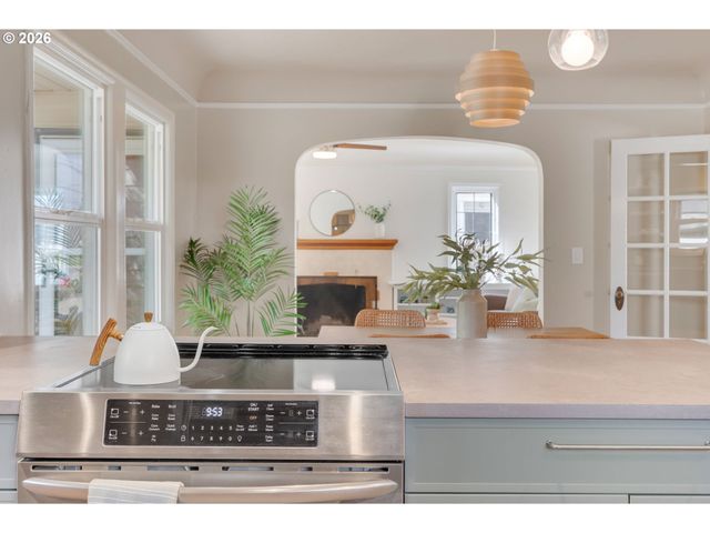 537 N STAFFORD St, Portland, OR 97217