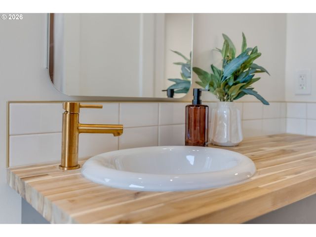 537 N STAFFORD St, Portland, OR 97217