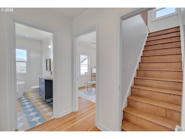 537 N STAFFORD St, Portland, OR 97217