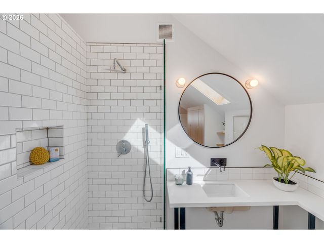 537 N STAFFORD St, Portland, OR 97217