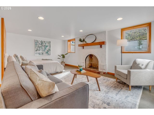 537 N STAFFORD St, Portland, OR 97217