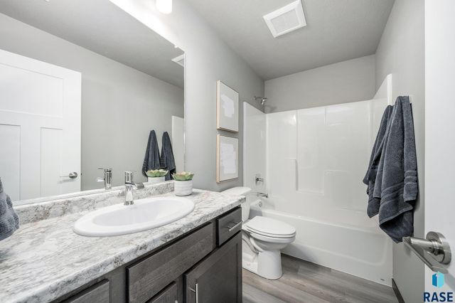 1608 N Tina Dr, Sioux Falls, SD 57110