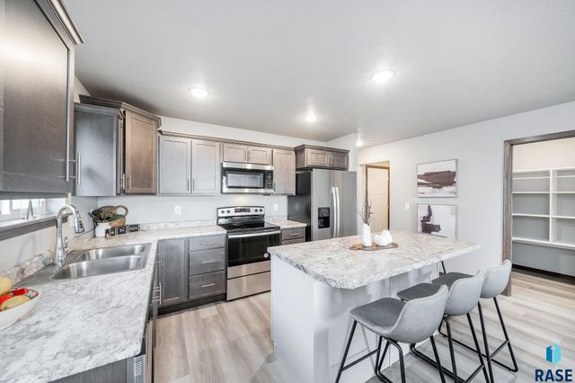 1608 N Tina Dr, Sioux Falls, SD 57110
