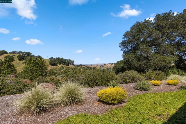 3136 Ptarmigan Dr 6, Walnut Creek, CA 94595