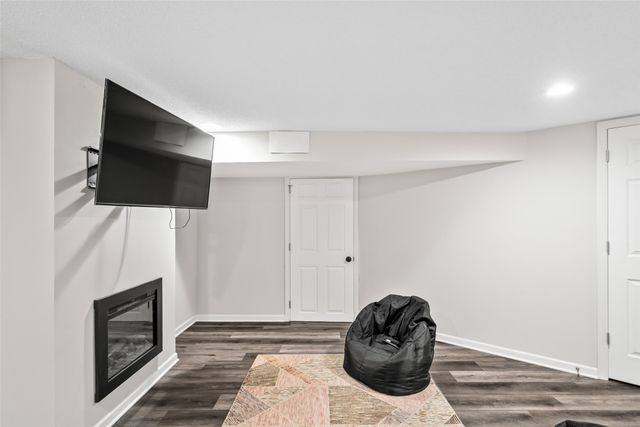 7037 Hickory Lane, Urbandale, IA 50322