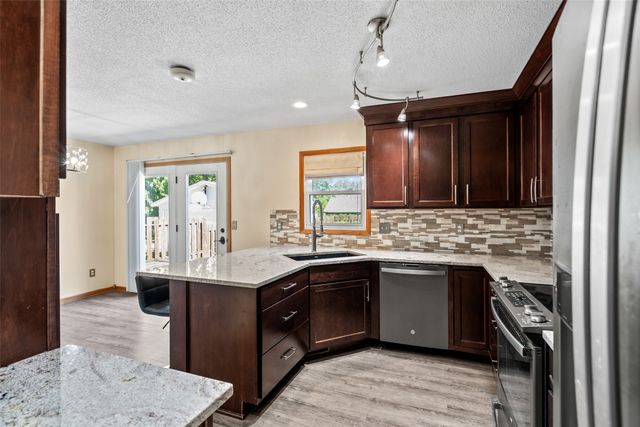7037 Hickory Lane, Urbandale, IA 50322