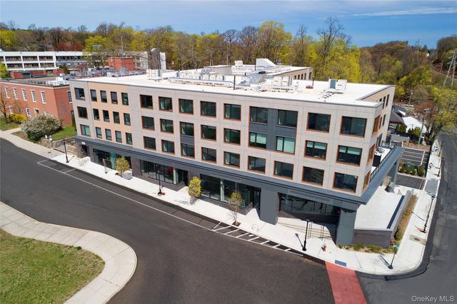 333 Warner Avenue 214, Roslyn, NY 11576