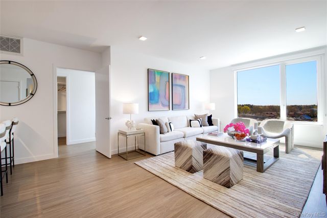 333 Warner Avenue 214, Roslyn, NY 11576