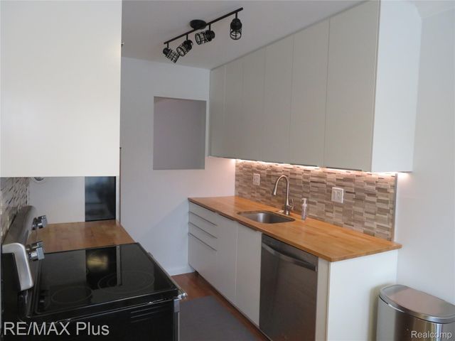 3011 Debra Court, Auburn Hills, MI 48326