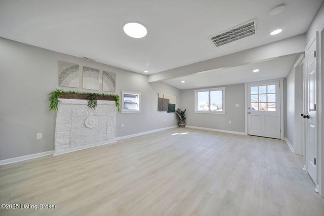 4521 River Front Dr, Louisville, KY 40216