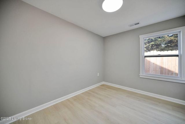 4521 River Front Dr, Louisville, KY 40216