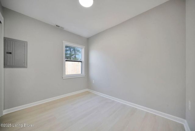 4521 River Front Dr, Louisville, KY 40216