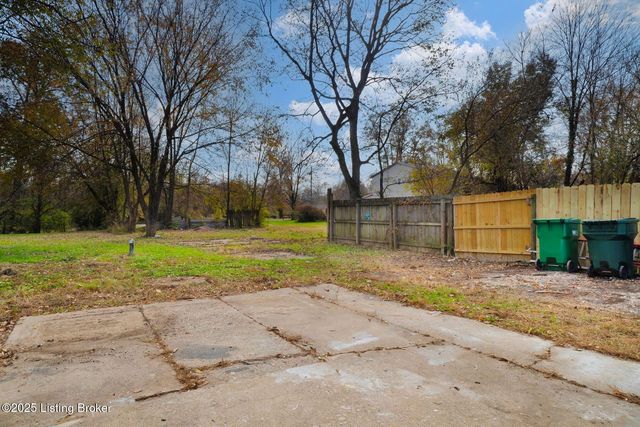 4521 River Front Dr, Louisville, KY 40216