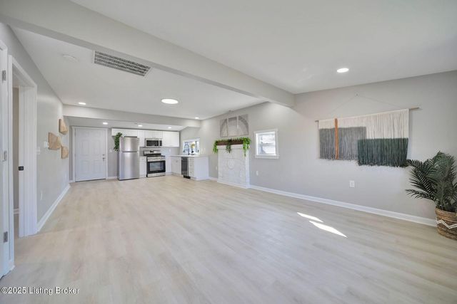 4521 River Front Dr, Louisville, KY 40216