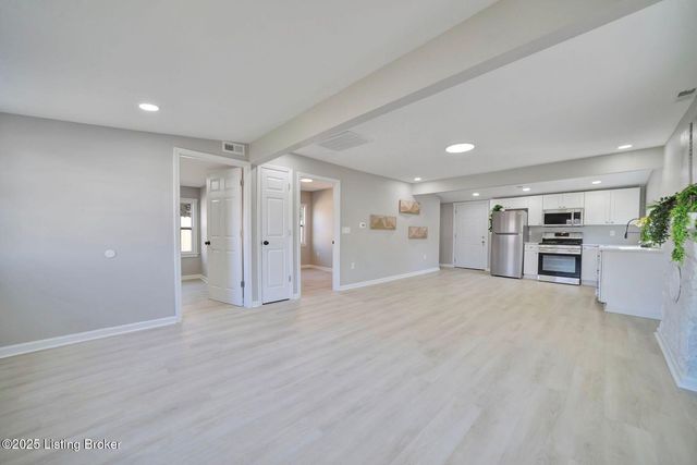 4521 River Front Dr, Louisville, KY 40216