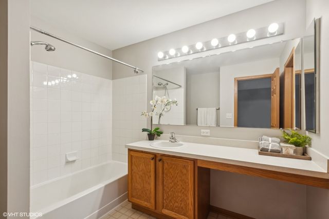 2531 Congress Avenue 2531, Aurora, IL 60503