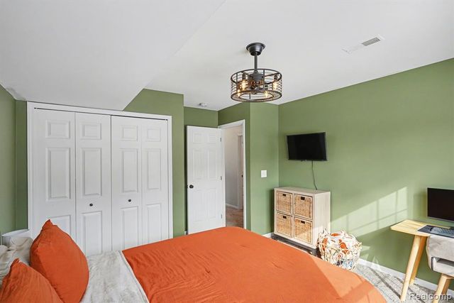 339 Andover Woods Drive, Fenton, MI 48430