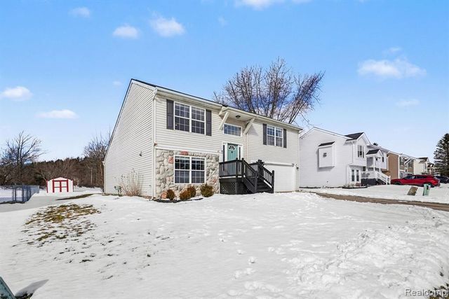 339 Andover Woods Drive, Fenton, MI 48430