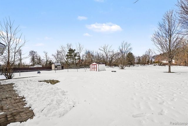 339 Andover Woods Drive, Fenton, MI 48430