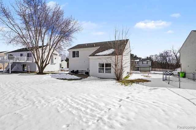 339 Andover Woods Drive, Fenton, MI 48430