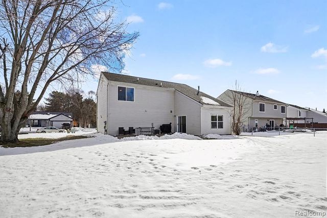 339 Andover Woods Drive, Fenton, MI 48430