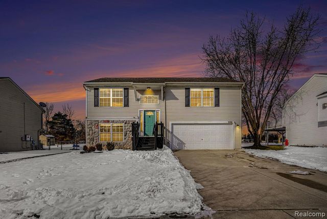 339 Andover Woods Drive, Fenton, MI 48430