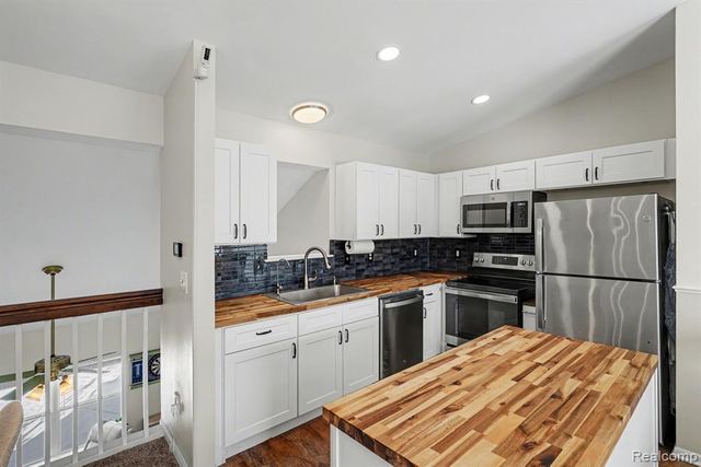 339 Andover Woods Drive, Fenton, MI 48430