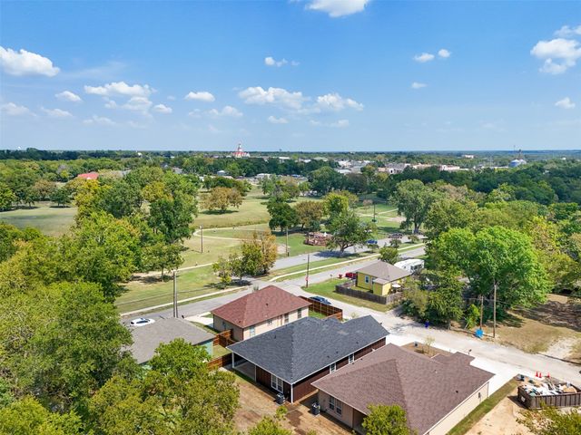 413 Henderson Street, Bonham, TX 75418