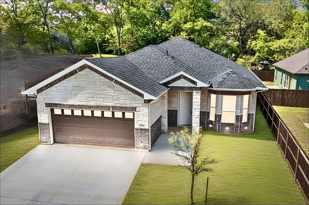 413 Henderson Street, Bonham, TX 75418