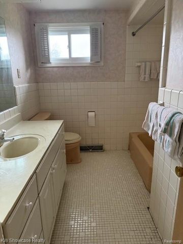 28347 E Greenmeadow Circle, Farmington, MI 48334