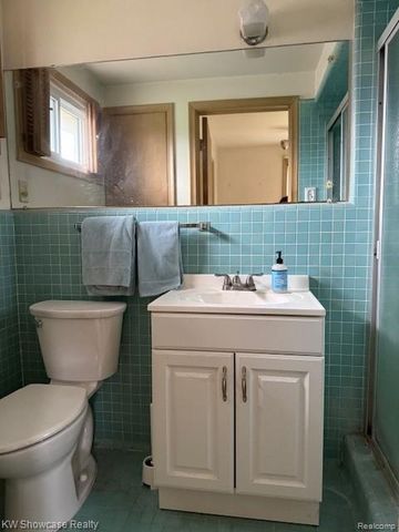 28347 E Greenmeadow Circle, Farmington, MI 48334