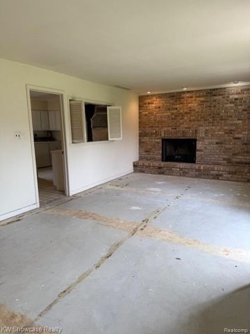 28347 E Greenmeadow Circle, Farmington, MI 48334