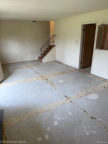 28347 E Greenmeadow Circle, Farmington, MI 48334