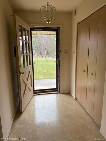 28347 E Greenmeadow Circle, Farmington, MI 48334