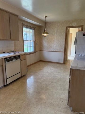 28347 E Greenmeadow Circle, Farmington, MI 48334