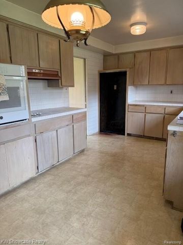 28347 E Greenmeadow Circle, Farmington, MI 48334