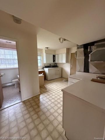 28347 E Greenmeadow Circle, Farmington, MI 48334