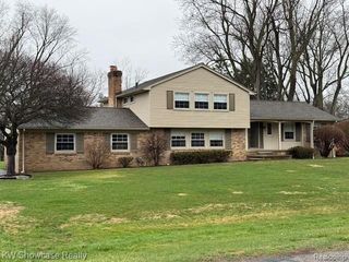 28347 E Greenmeadow Circle, Farmington, MI 48334