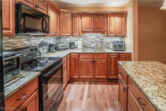 1653 Greenway Road SE 202, North Canton, OH 44709